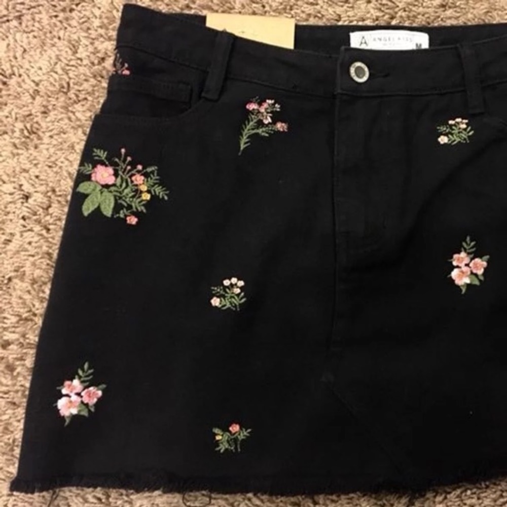NWT Black Floral Embroidered denim skirt